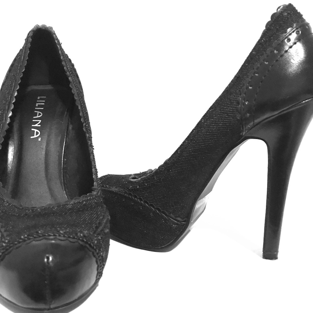 Black high heel pumps